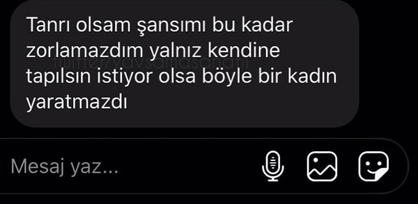 "Bana Yürüyor!"
👉 Anlamı: “Bana ilgi duyduğunu belli ediyor, flört etmeye çalışıyor.”
📱 Günümüz gençlik jargonunda “yürümek” kelimesi, fiziksel hareketten çok duygusal ya da romantik bir yaklaşımda bulunmak, yani flört etmeye çalışmak anlamında kullanılır.
🔍 Kullanım amacı:
Bu ifade, bir kişinin başka bir kişiye karşı ilgisini belli etmesiyle kullanılır. Sosyal medyada beğeniler, yorumlar, DM’ler ya da yüz yüze sohbetlerde fazla yakın davranmak “yürümek” olarak tanımlanır.
Örnek: “Dünden beri her paylaşımımı beğeniyor, bana yürüyor galiba.”
Ya da: “Seninle konuşurken gözünü hiç ayırmadı, belli ki sana yürüyor.”
🧠 Alt mesaj: Genellikle şaşkınlık, memnuniyet, bazen de rahatsızlık içeren bir alt ton taşır. Kişi, karşı tarafın niyetini fark etmiş olduğunu ima eder.