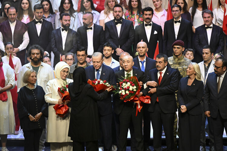 15 Temmuz Gecesi Sahneye Tasindi Cumhurbaskani Erdogan Gozyaslariyla Izledi3