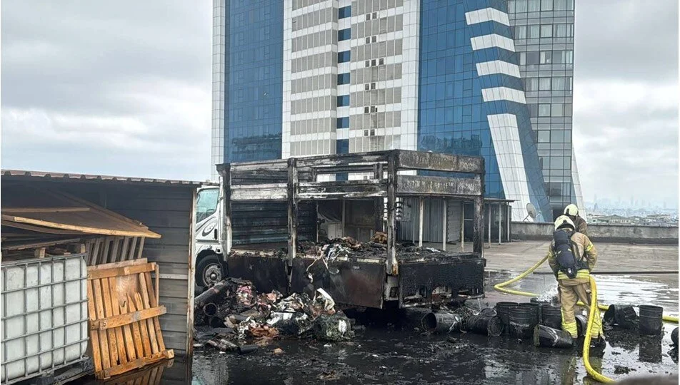 Bayrampaşa’da Yangın Paniği Hurda Yüklü Kamyonette Yangın2
