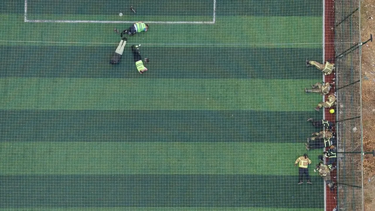 Bursadaki Orman Yangini Fedaileri Hali Sahada Dinlendi 3237149 202507270957 4