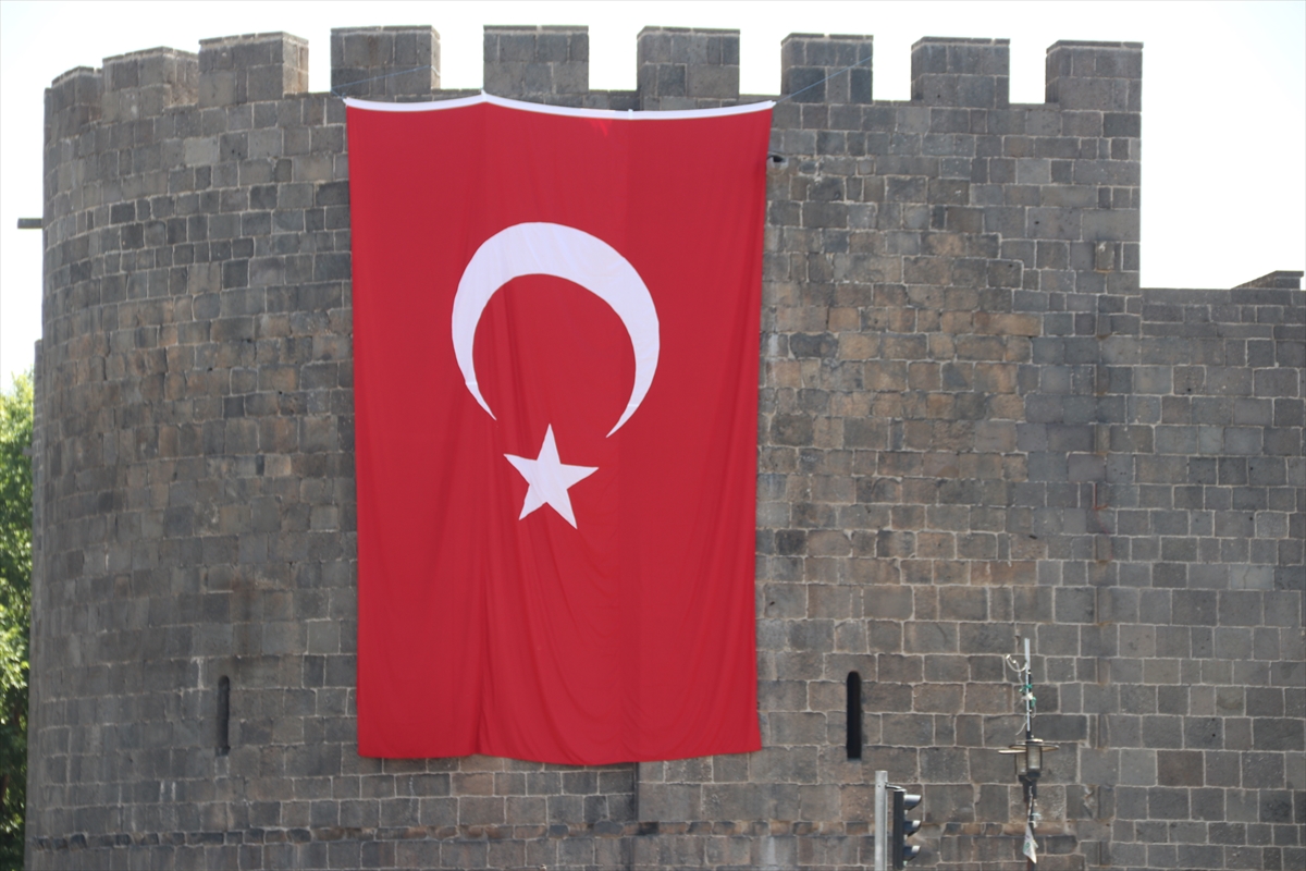 Diyarbakır Sur Türk Bayrağı2