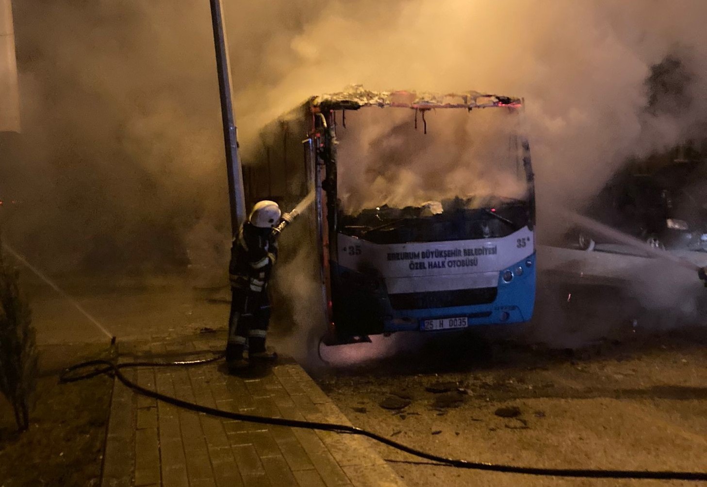 Erzurumda Park Halindeki Halk Otobusu Aniden Alev Aldi-1