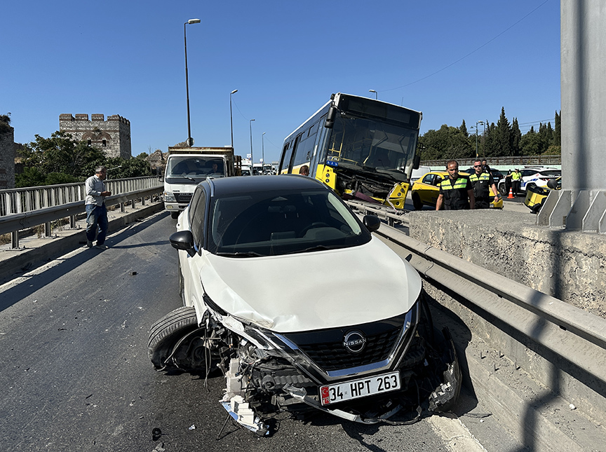 Fatih’te Akılalmaz Kaza İett Otobüsü Bariyerlerde Asılı Kaldı2