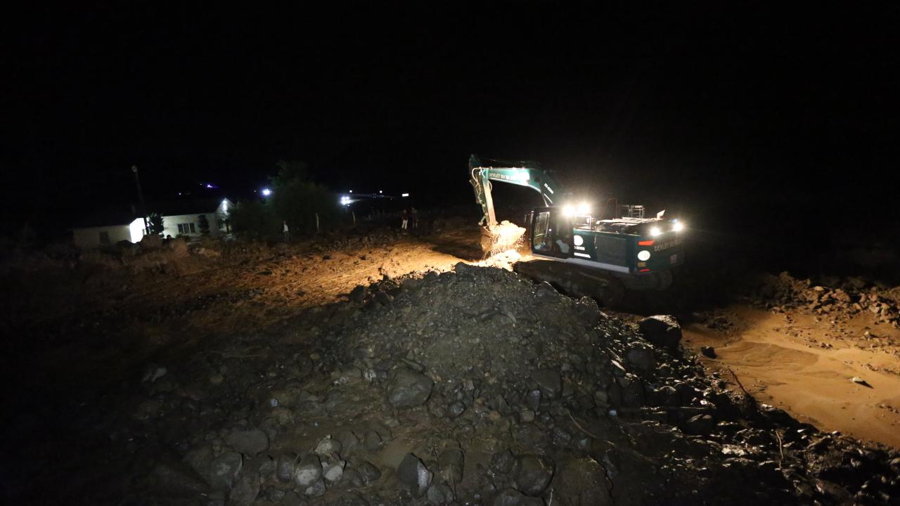 Kars’ta Sel Ve Heyelan Ulaşımı Felç Etti! Araçlar Yolda Mahsur Kaldı2