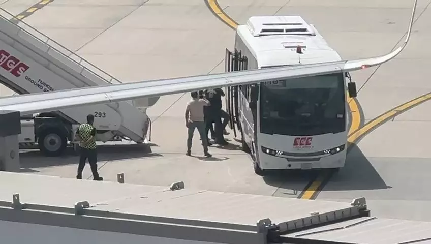 Leman Dergisi Yazi Isleri Muduru Havalimaninda Gozaltina Alindi1