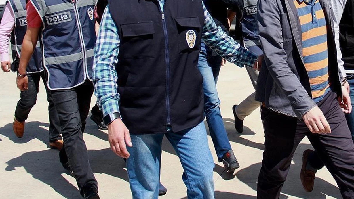 Polis Diye Tanıtıp Dolandırdı
