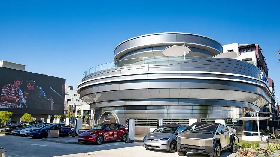 Tesla Restoranı Açıldı