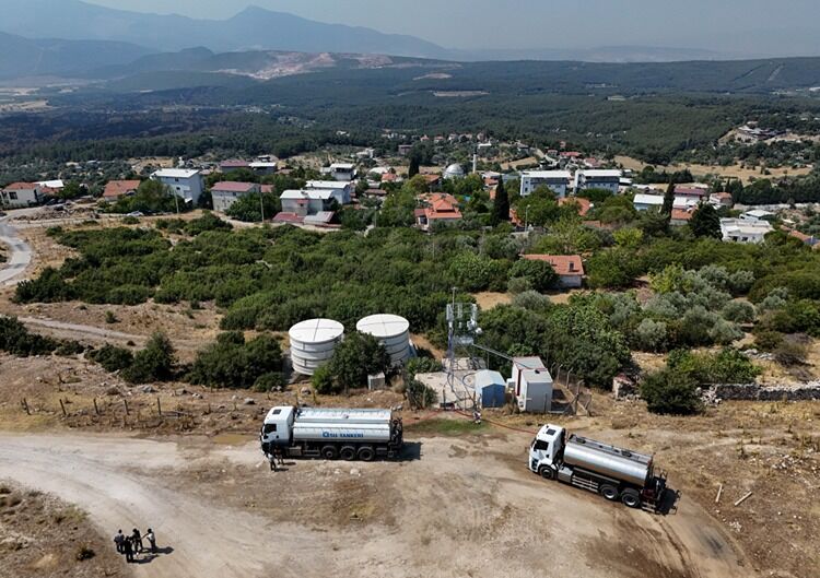 Yakakoyde Su Krizi Tankerlerle Su Tasiyan Mahalleli Isyanda1