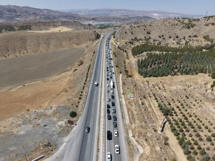 43 Ilin Kavşağında Trafik Çilesi