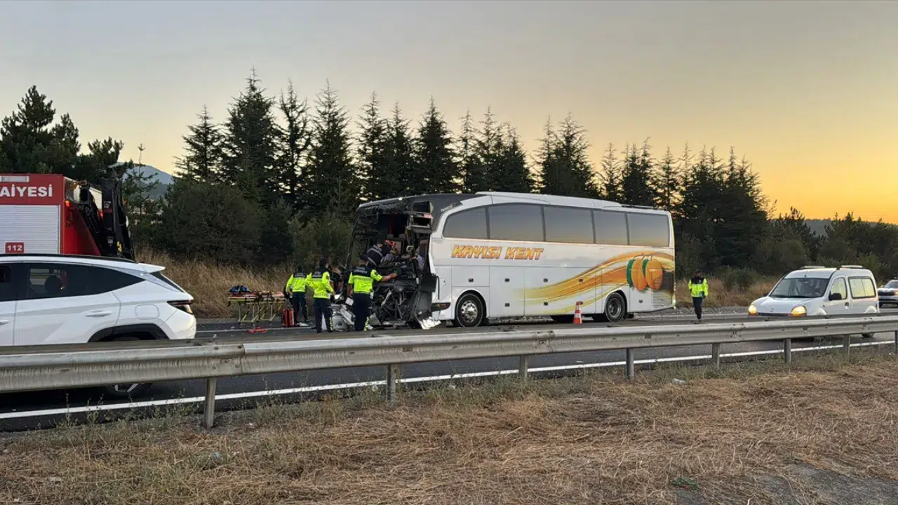 Anadolu Otoyolu’nda Korkunç Çarpışma 1 Ölü, 10 Yaralı3