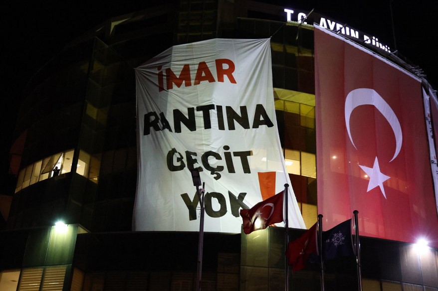 Aydın Büyükşehir Belediyesi’nden Çerçioğlu’na Tepki Pankartı1