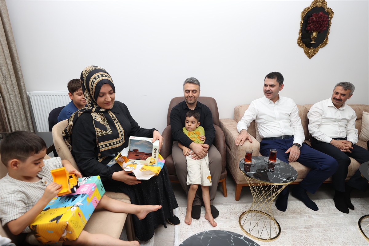 Bakan Kurum Depremzede Ziyaret2