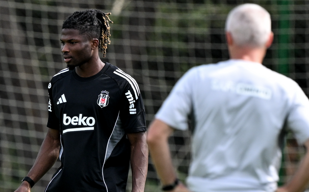 Yeni transfer El Bilal Toure, Beşiktaş’taki ilk idmanına çıktı. Oyuncunun performansıyla teknik ekibin yakından ilgilendiği aktarıldı. Bir diğer yeni transfer Rıdvan Yılmaz ise salonda bireysel çalışmalar yaptı.
1999 doğumlu El Bilal Toure, Mali asıllı bir forvet oyuncusudur. Profesyonel kariyerine Fransa’da Reims formasıyla adım atan Toure, daha sonra İspanya’nın Almería takımında görev yaptı. 2023 yazında Atalanta’ya transfer olan genç oyuncu, Serie A’da sergilediği performansla dikkat çekti. Hızlı ve güçlü yapısıyla bilinen Toure, Beşiktaş’ın hücum hattına önemli bir katkı sağlaması beklenen futbolcular arasında yer alıyor.