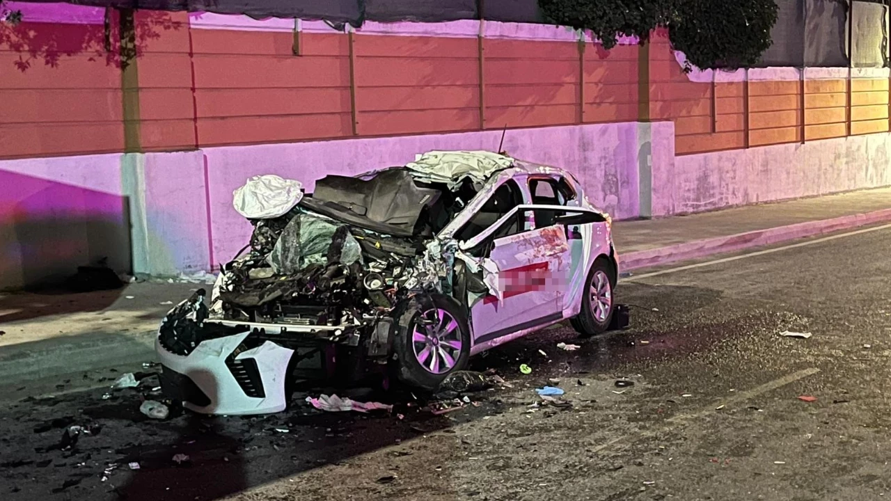 Büyükçekmece’de Dehşet Otomobil Tıra Çarptı, 1 Ölü 4 Yaralı1