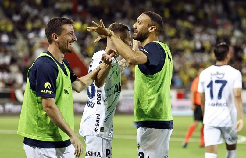 DEVRE ARASI AYRILIĞI GÜNDEMDE
Fenerbahçe formasıyla bu sezon 12 maçta görev alan İrfan Can Kahveci, henüz skor katkısı yapamadı. Cenk Tosun ise 7 maçta 1 asistle oynadı. Sarı-lacivertli ekipte affedilmemeleri halinde iki oyuncunun devre arasında yeni takımlara imza atması bekleniyor.
