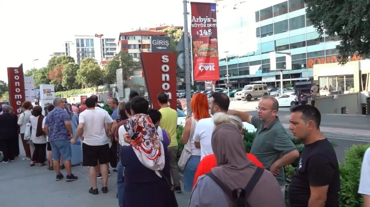 Gece Yarisi Siraya Girdiler 8 Saat Kuyrukta Beklediler 3243830 202508241246 2