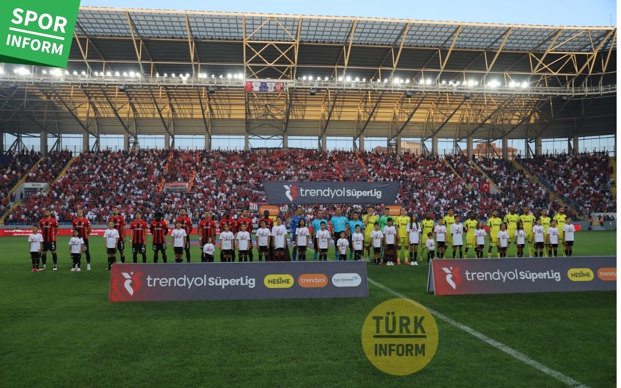 Gençlerbirliği - Fenerbahçe maçında tribünlerden sahaya renkli anlar