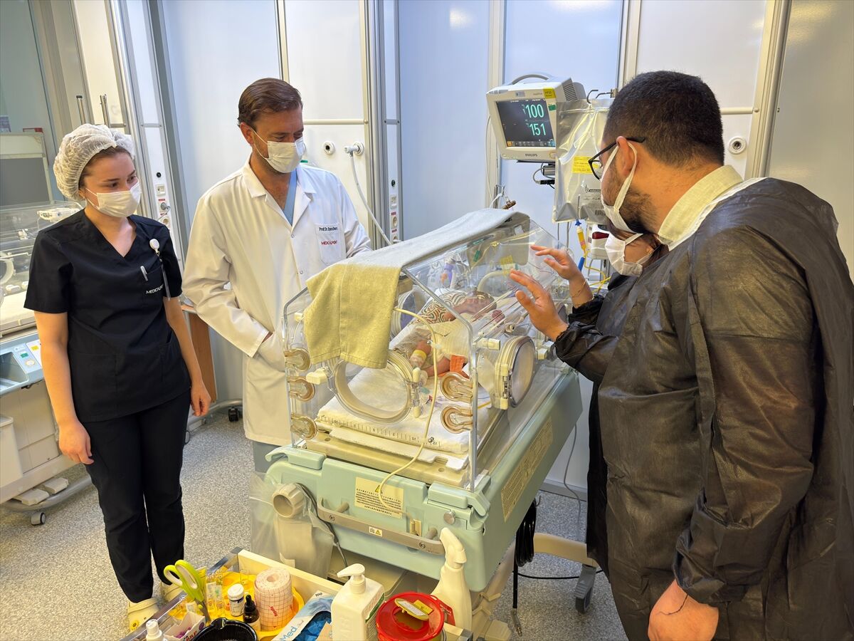 Iç Organları Dışarıda Bebek1
