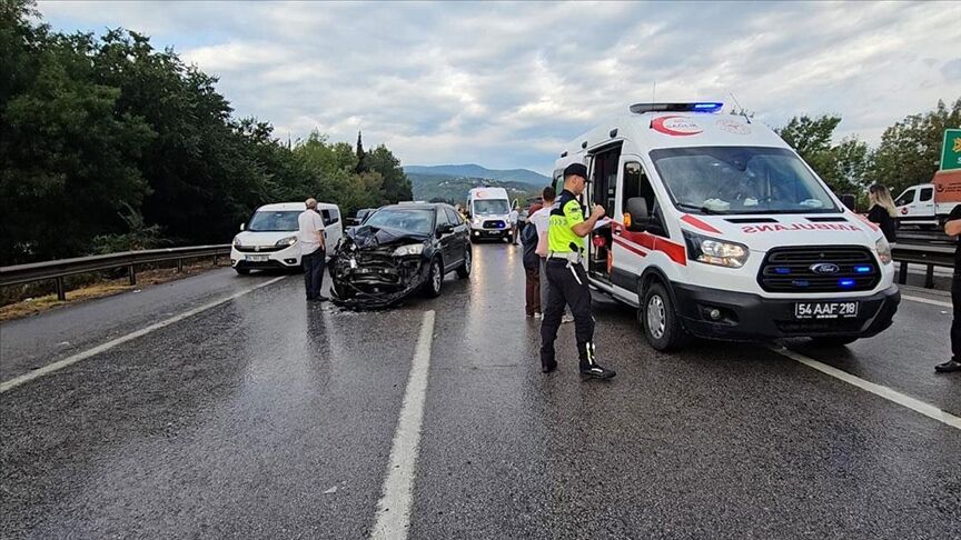 Kaygan yol faciası: Sakarya’da zincirleme kaza, 10 yaralı!