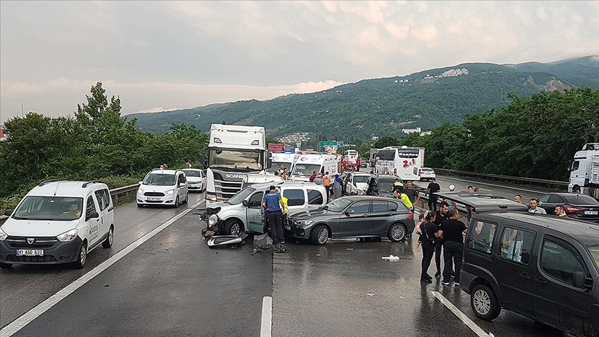 Kaygan Yol Faciası Sakarya’da Zincirleme Kaza, 10 Yaralı2