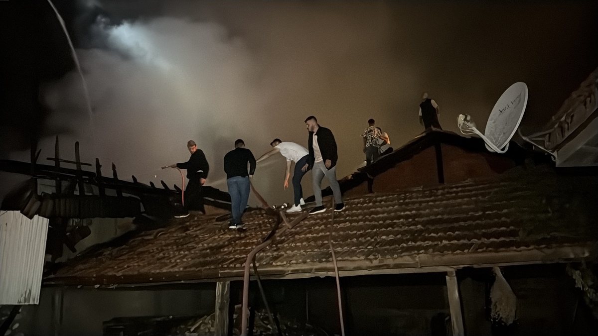 Kütahya’da Alevler Köyü Vurdu 4 Ev Kül Oldu3