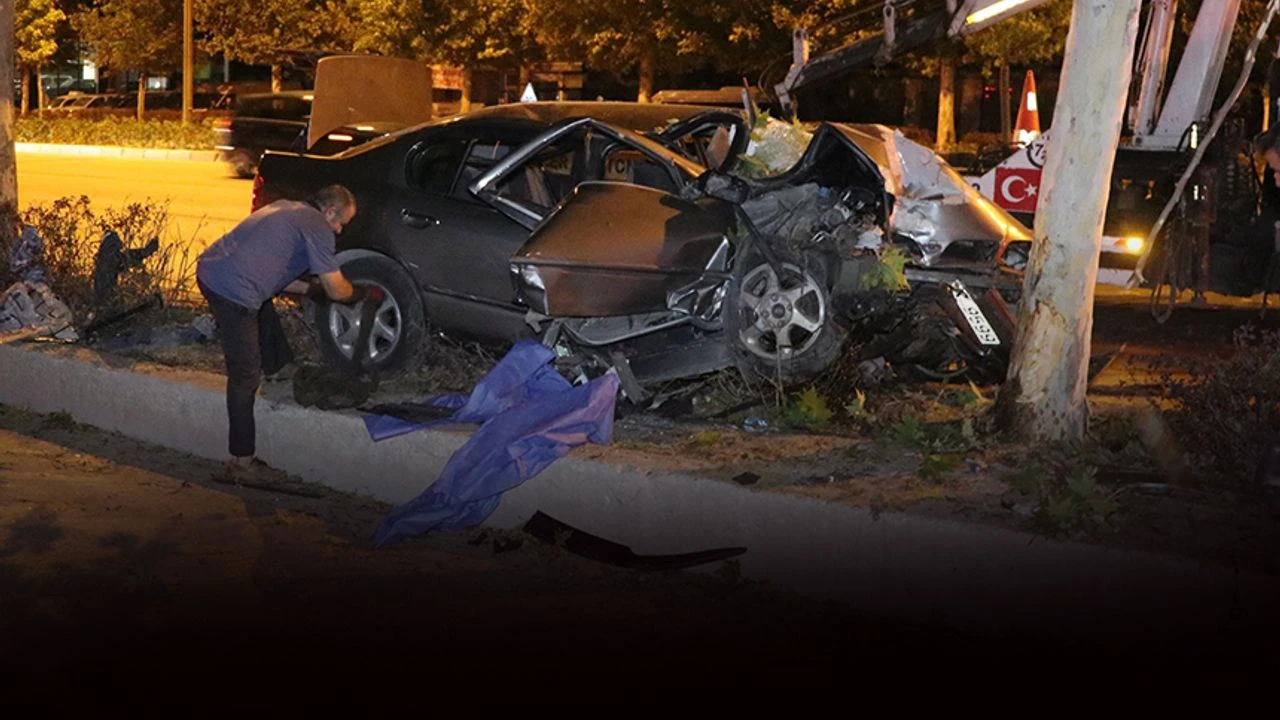 Otomobil Ağaca Çarptı, 2 Can Gitti Denizli’de Feci Kaza