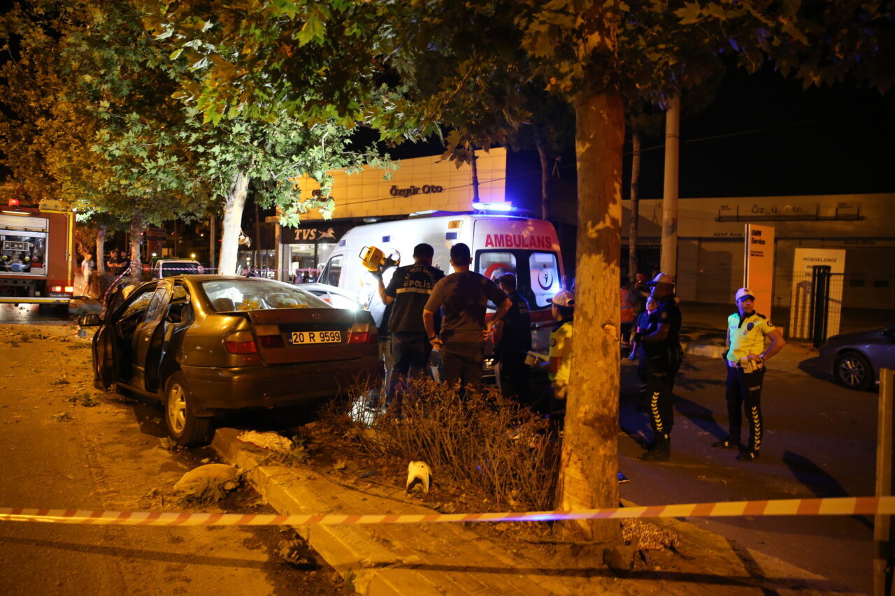 Otomobil Ağaca Çarptı, 2 Can Gitti Denizli’de Feci Kaza2