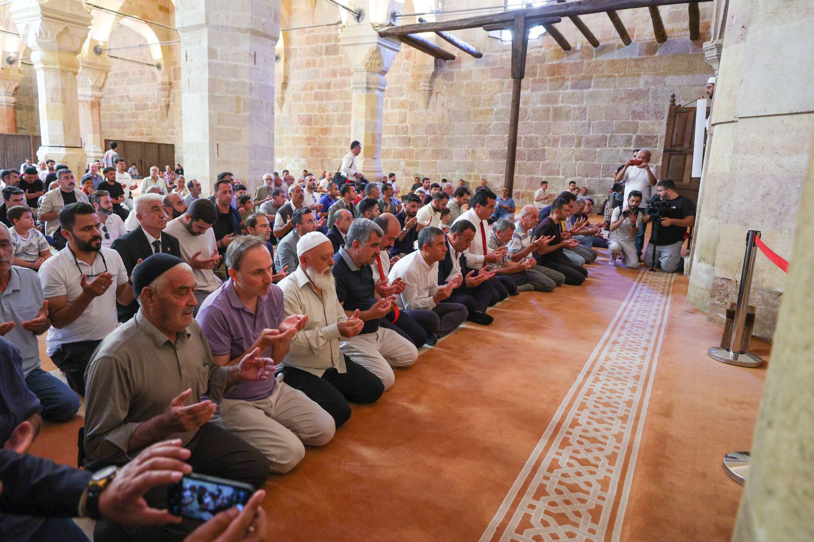 Özgür Özel Sivas Cuma Namazı