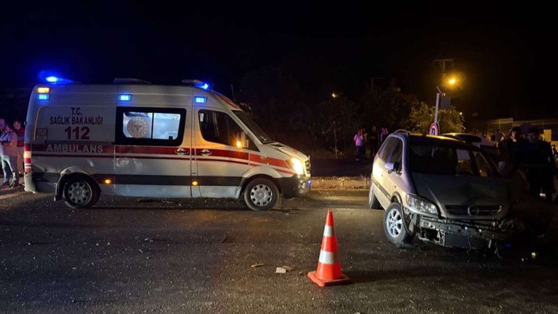 Sakarya’da korkunç çarpışma: 8 kişi hastaneye kaldırıldı!