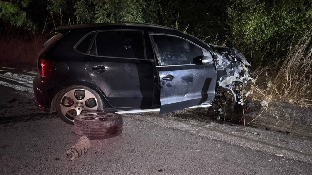 Sakarya’da Korkunç Çarpışma 8 Kişi Hastaneye Kaldırıldı3
