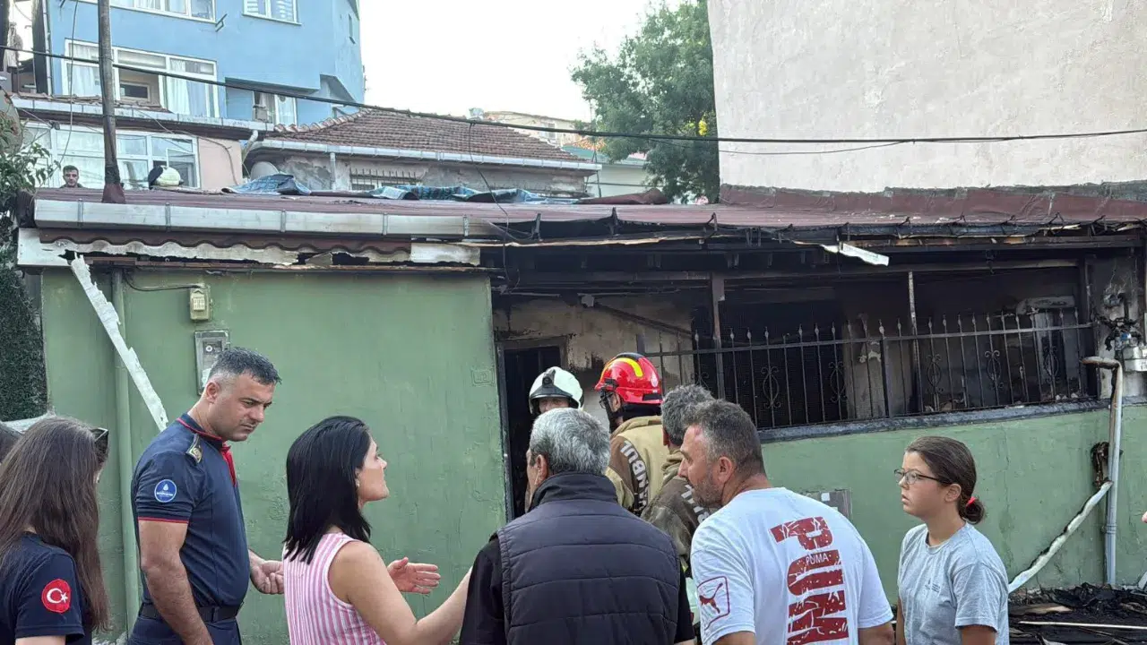Sarıyer’de Gecekondu Yangını Panik Yarattı İki Kardeş Ağır Yaralı1