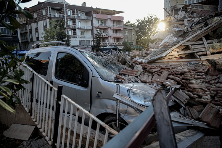 Sındırgı’da Korkulu Bekleyiş Vatandaşlar Evlerine Giremedi2