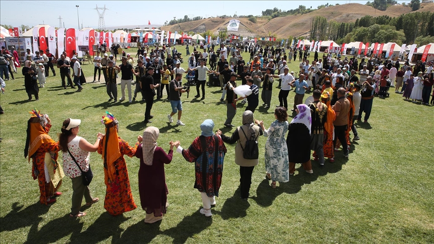 Thumbs B C 936A9Cc5B6Bbcd5A56B9E6Cb54Bb6147