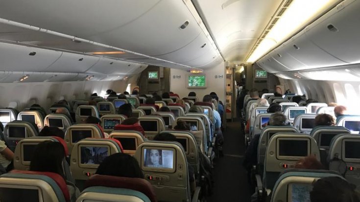 KİLOLU YOLCULAR ARTIK İKİ KOLTUK ALMAK ZORUNDA
ABD’li Southwest Airlines, 27 Ocak 2026’dan itibaren “Plus-Size” olarak tanımlanan yolcuların rezervasyon sırasında ikinci koltuğu satın almasını zorunlu kılacak. Önceden ek koltuk isteyen yolcular ücret iadesi alabiliyordu ancak artık bu garanti altında değil.
Şirketten yapılan açıklamaya göre, ikinci koltuk ücreti yalnızca şu koşullarda geri ödenebilecek: Uçuş tamamen dolmamış olmalı, iki bilet aynı sınıftan alınmalı ve talep uçuş sonrası 90 gün içinde yapılmalı. Aksi halde yolcular havalimanında ikinci koltuğu satın almak zorunda. Uçuş doluysa, yolcular bir sonraki sefere yönlendirilecek.