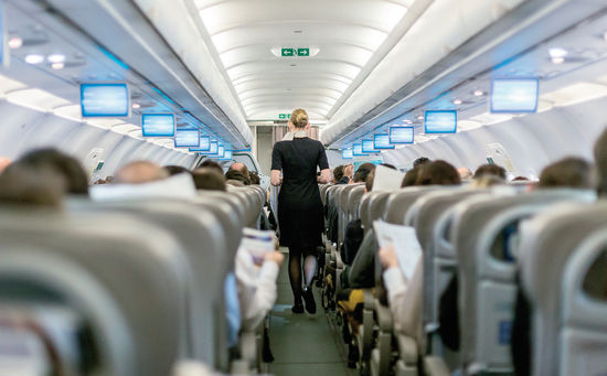 ABD’DE BENZER UYGULAMALAR ARTIYOR
United Airlines, American Airlines ve Delta Air Lines gibi diğer ABD’li havayolu şirketleri de koltuk kollarına sığmayan yolculardan ek ücret talep ediyor. Kanada’da ise “One Person, One Fare” uygulamasıyla ikinci koltuk ücretsiz veriliyor. Avrupa’da Lufthansa, Air France ve British Airways gibi firmalar ise duruma göre ücret talep edebiliyor. Türkiye’de ise kilolu yolculardan ek ücret uygulanmıyor.