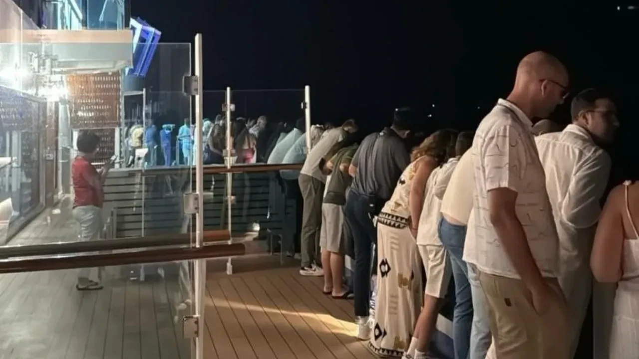 Yolcu Gemisinde Panik Anlar Bir Kişi Denize Düştü1