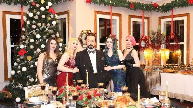 Adnan Oktar Kediciklerle