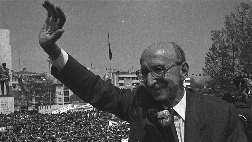 Erdal Inönü Kimdir