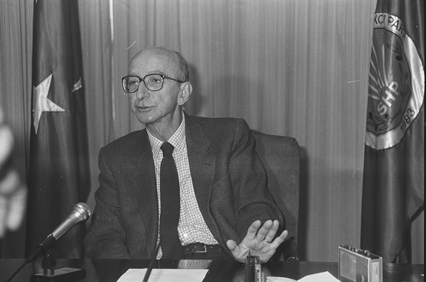 Erdal Inönü Mesleği