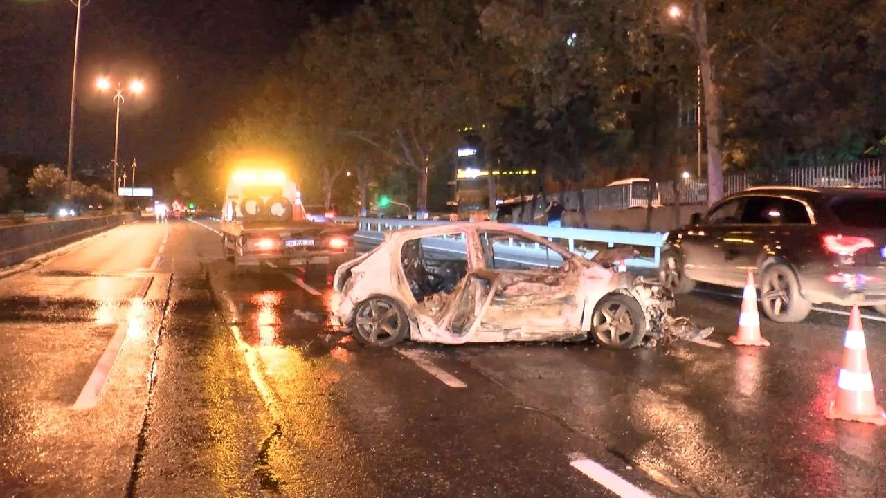 Esenler’de Dehşet! Otomobil Bariyerlere Çarpıp Takla Attı, Yaralılar Var