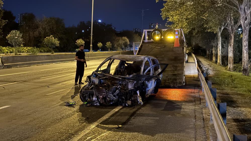 Esenler’de Dehşet! Otomobil Bariyerlere Çarpıp Takla Attı, Yaralılar Var2