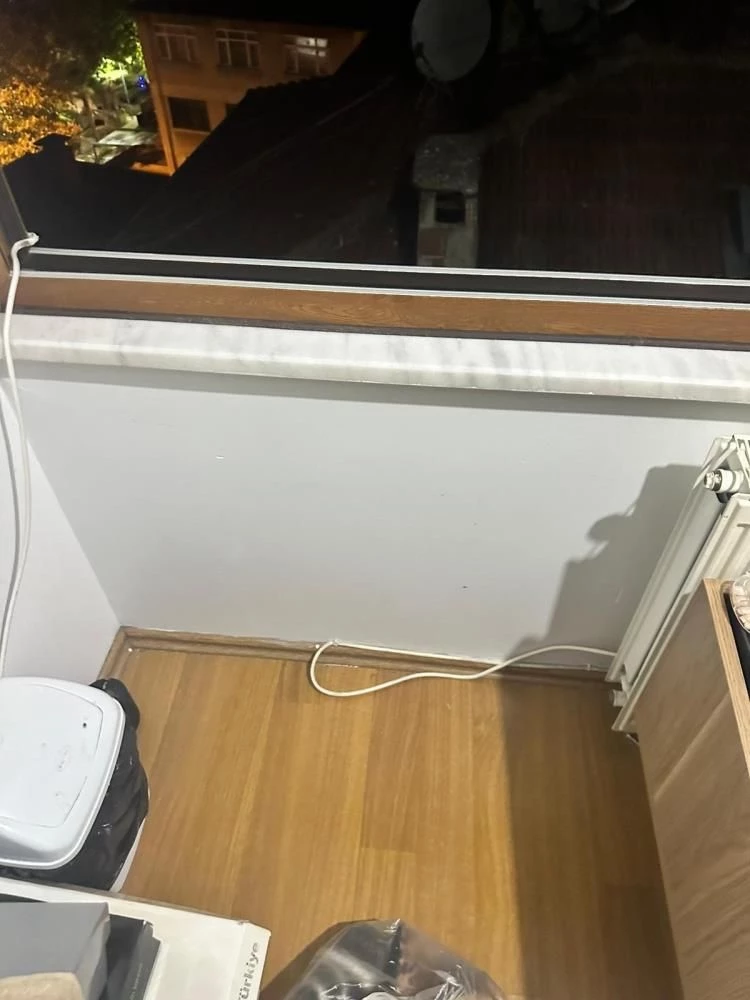 Güllünün Düştüğü Pencere