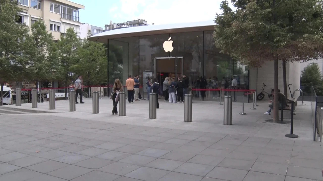 Iphone 17 Çılgınlığı Mağaza Önünde Geceden Kuyruklar Oluştu1