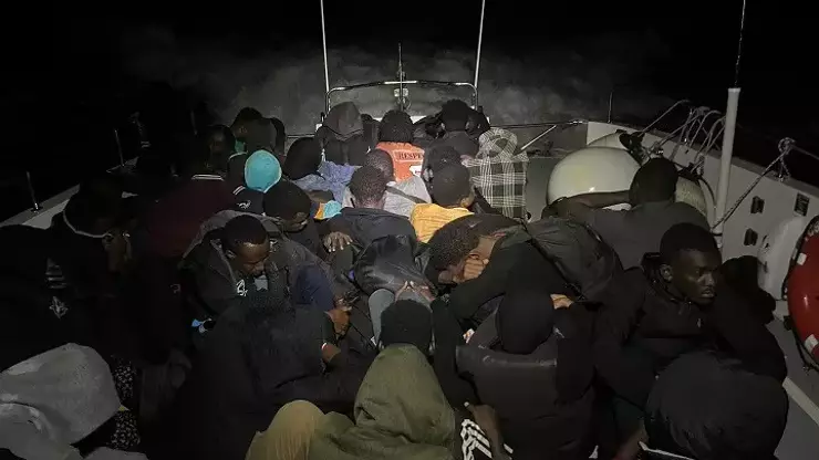 İzmir Kıyılarında Göçmen Alarmı 137 Kişi Denizde Yakalandı