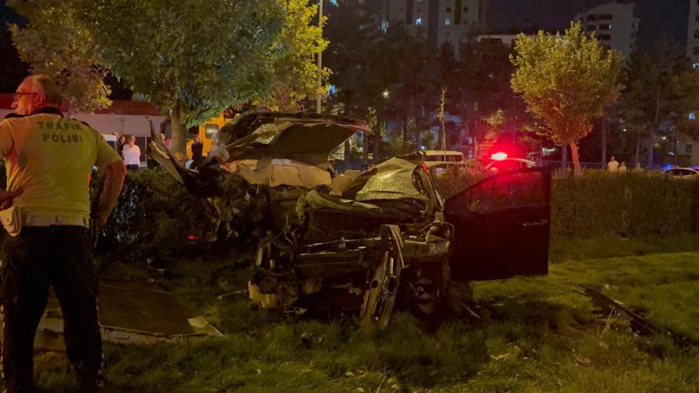Kayseri’de Korkunç Kaza Otomobil Tramvay Yoluna Savruldu