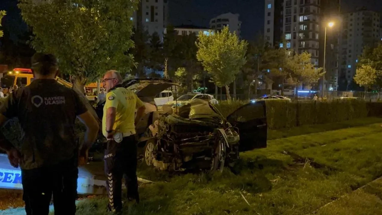 Kayseri’de Korkunç Kaza Otomobil Tramvay Yoluna Savruldu1