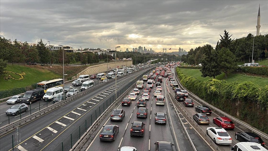 Okullar Açıldı, İstanbul Trafiği Kitlendi