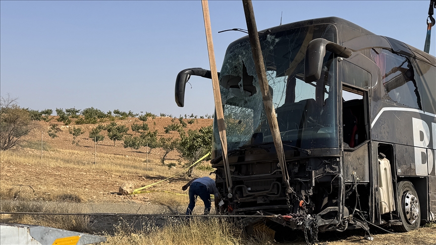 Şoke Eden Kaza! Şanlıurfa’da Yolcu Otobüsü Devrildi, Yaralılar Var2