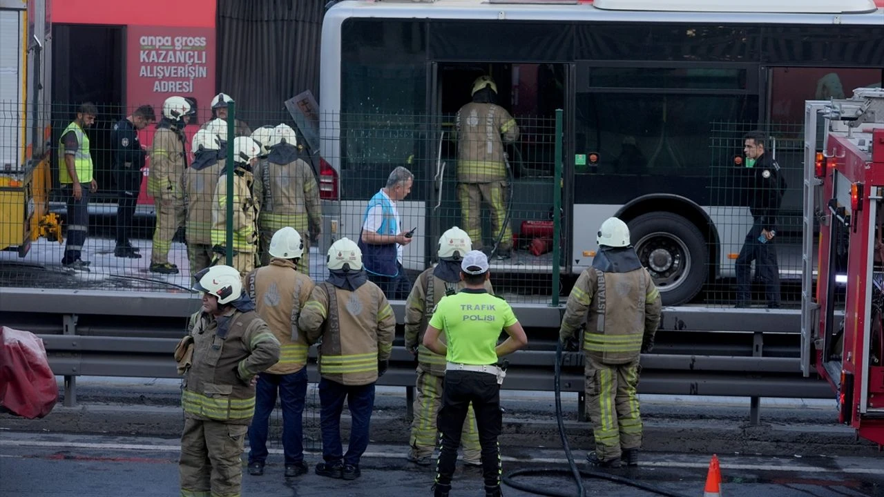 Zeytinburnu’nda Metrobüste Yangın! Seferler Durdu1