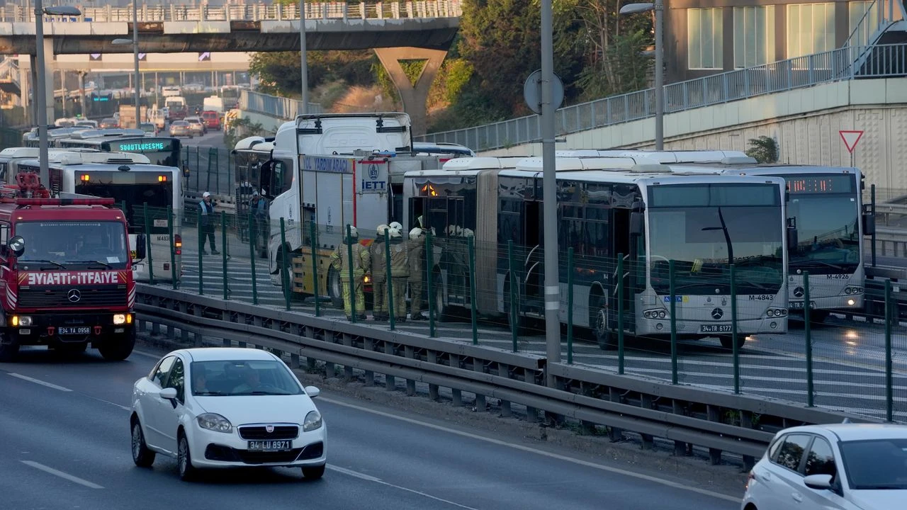 Zeytinburnu’nda Metrobüste Yangın! Seferler Durdu2